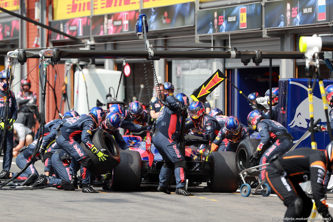 GP BELGIO, 27.08.2017 -  Gara, Pit stop, Carlos Sainz Jr (ESP) Scuderia Toro Rosso STR12