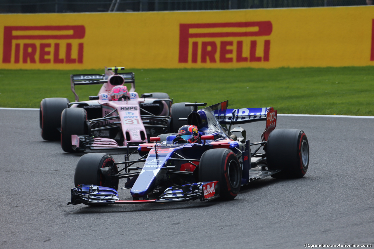 GP BELGIO, 27.08.2017 -  Gara, Esteban Ocon (FRA) Sahara Force India F1 VJM10 e Daniil Kvyat (RUS) Scuderia Toro Rosso STR12
