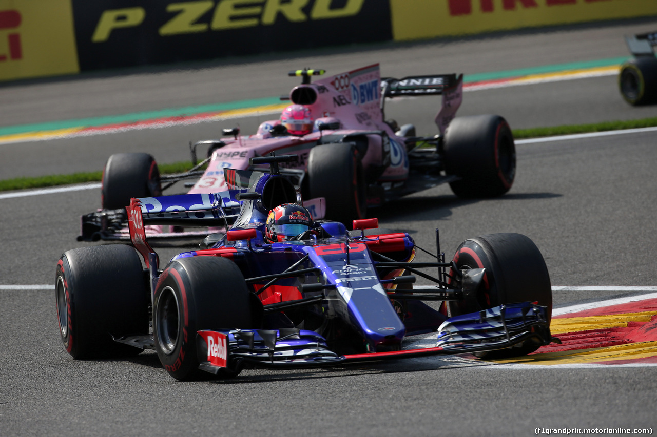 GP BELGIO, 27.08.2017 -  Gara, Daniil Kvyat (RUS) Scuderia Toro Rosso STR12 davanti a Esteban Ocon (FRA) Sahara Force India F1 VJM10