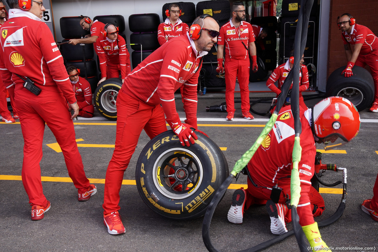GP BELGIO, 24.08.2017 - Mechanics Ferrari e Pirelli Tyre