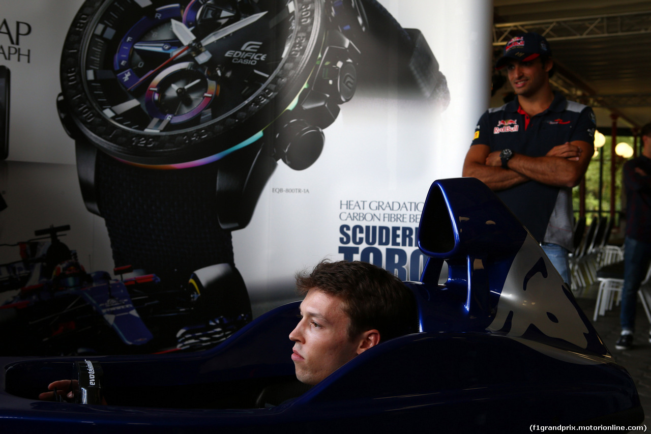 GP BELGIO, 24.08.2017 - Daniil Kvyat (RUS) Scuderia Toro Rosso STR12 e Carlos Sainz Jr (ESP) Scuderia Toro Rosso STR12