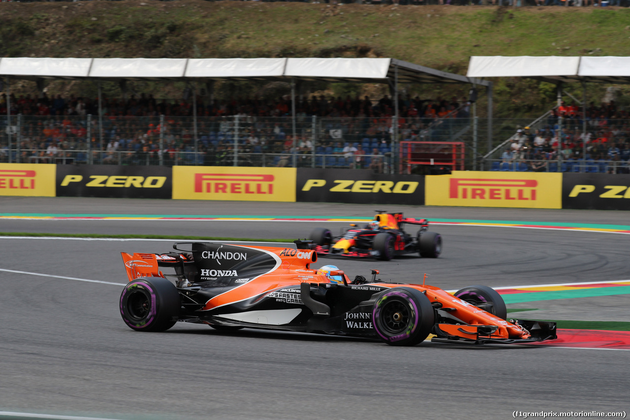 GP BELGIO, 26.08.2017 - Prove Libere 3, Fernando Alonso (ESP) McLaren MCL32 e Daniel Ricciardo (AUS) Red Bull Racing RB13