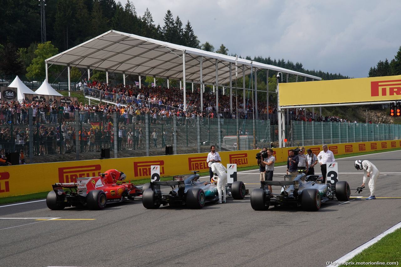 GP BELGIO, 26.08.2017 - Qualifiche, 2nd place Sebastian Vettel (GER) Ferrari SF70H, Lewis Hamilton (GBR) Mercedes AMG F1 W08 pole position e 3rd place Valtteri Bottas (FIN) Mercedes AMG F1 W08