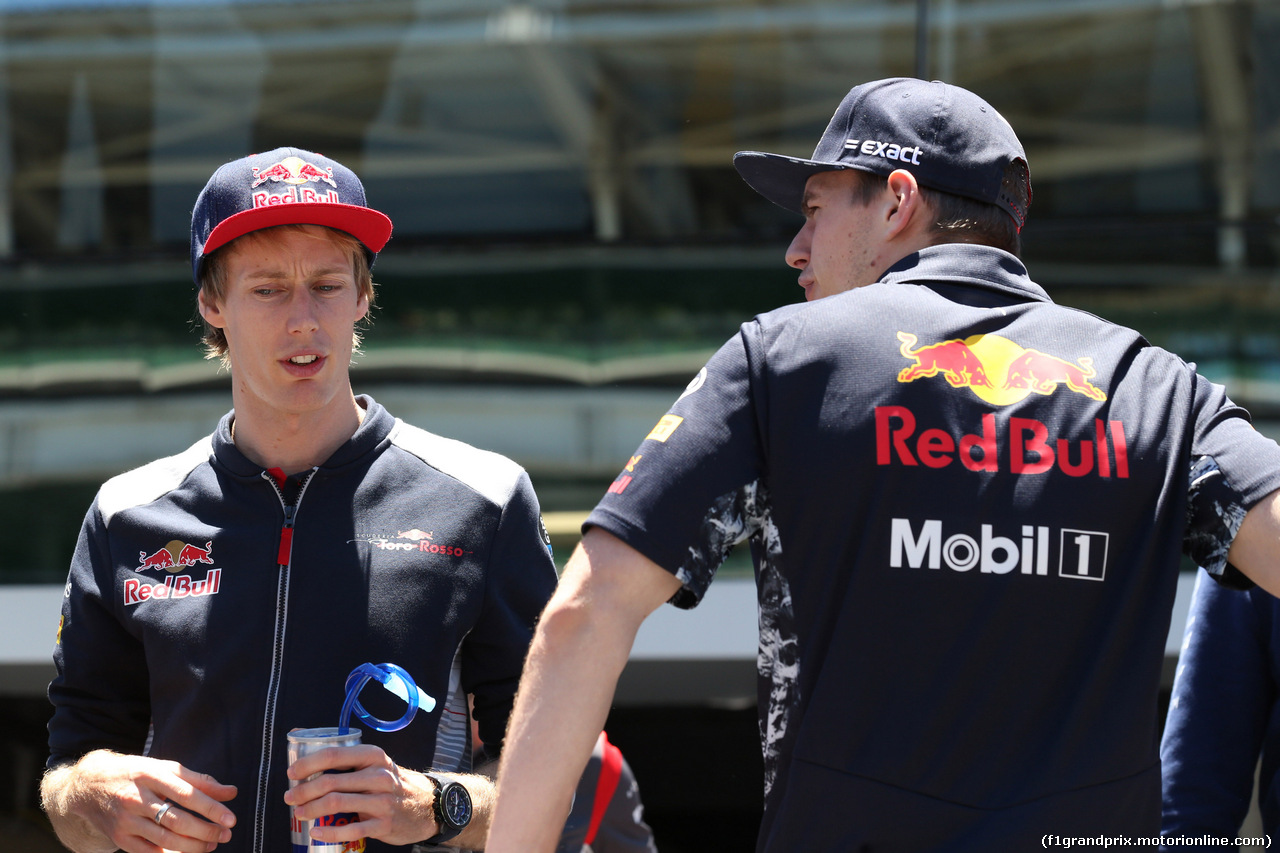 GP BRASILE, 12.11.2017 - Brendon Hartley (NZL) Scuderia Toro Rosso STR12 e Max Verstappen (NED) Red Bull Racing RB13
