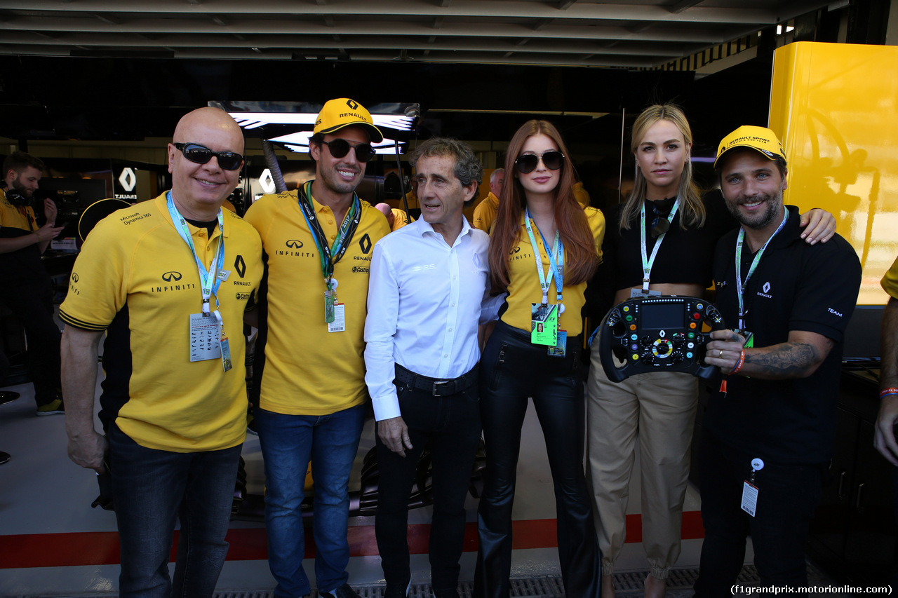 GP BRASILE, 12.11.2017 - Marina Ruy Barbosa (BRA) Actress with his husband Alexandre André Negrao (BRA) e Alain Prost (FRA) Renault Sport F1 Team Special Advisor