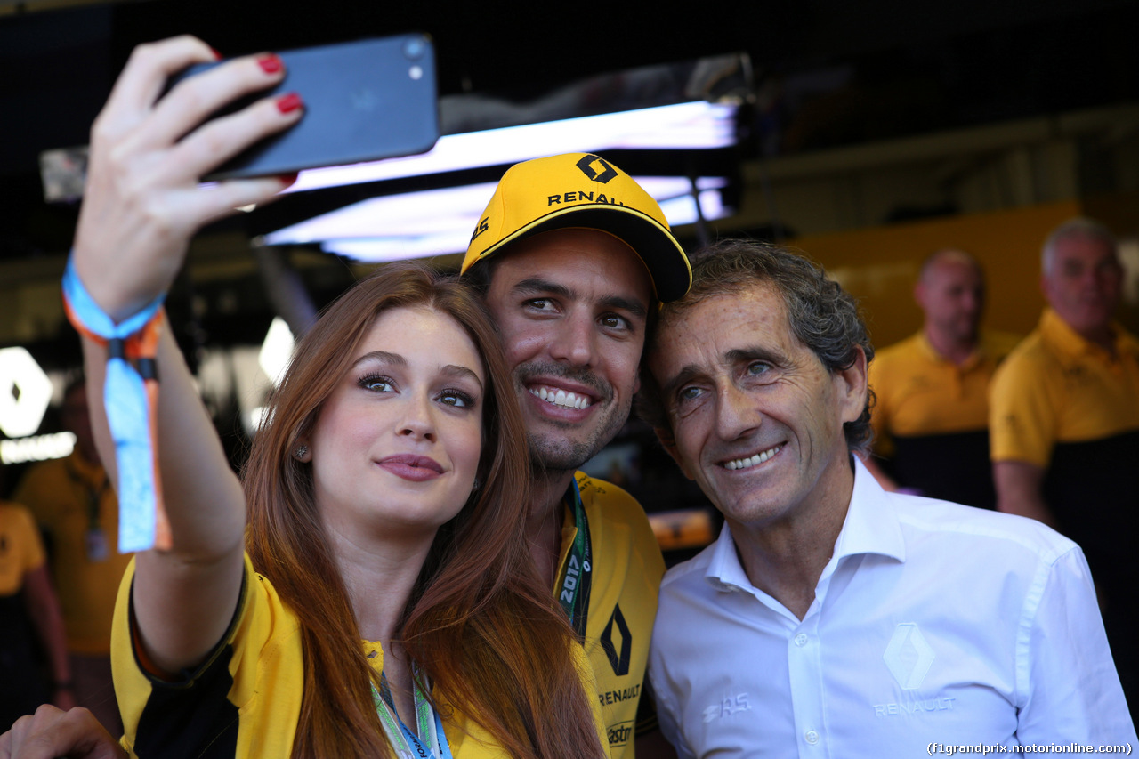 GP BRASILE, 12.11.2017 - Marina Ruy Barbosa (BRA) Actress with his husband Alexandre André Negrao (BRA) e Alain Prost (FRA) Renault Sport F1 Team Special Advisor
