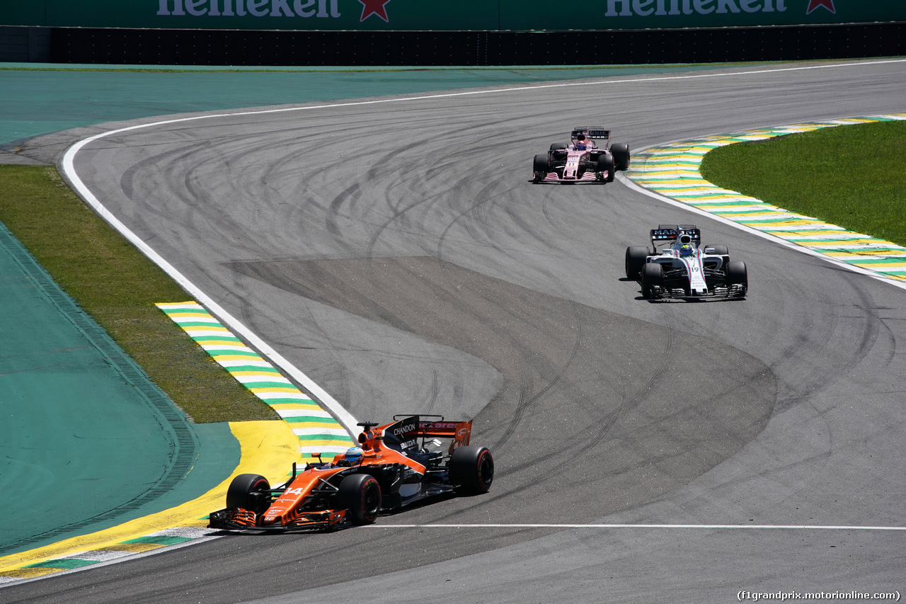 GP BRASILE, 12.11.2017 - Gara, Fernando Alonso (ESP) McLaren MCL32 e Felipe Massa (BRA) Williams FW40