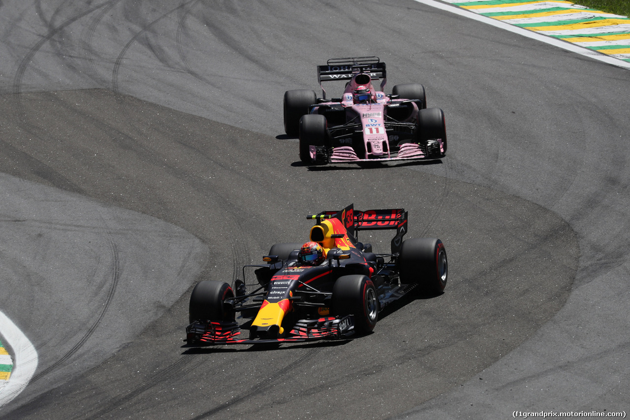 GP BRASILE, 12.11.2017 - Gara, Max Verstappen (NED) Red Bull Racing RB13 e Sergio Perez (MEX) Sahara Force India F1 VJM010