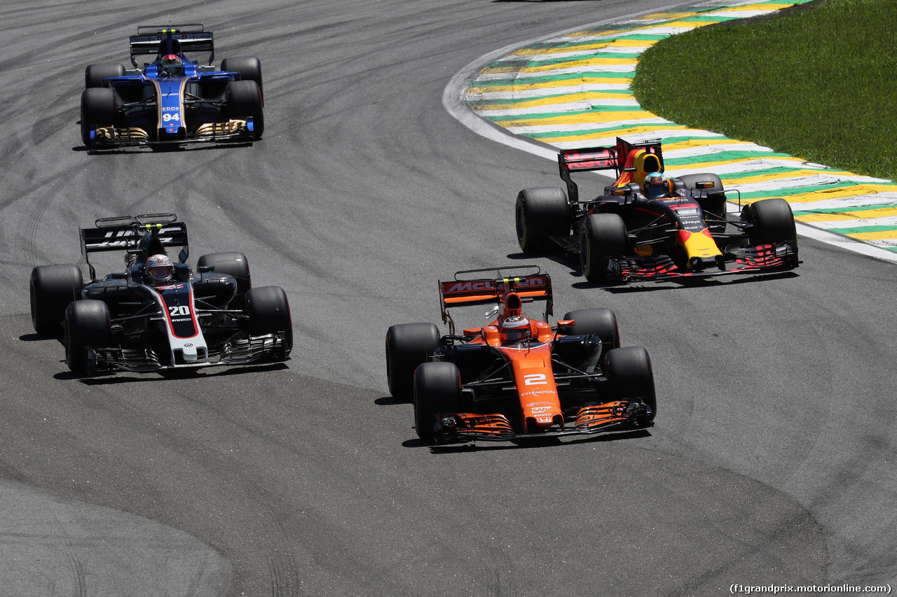 GP BRASILE, 12.11.2017 - Gara, Kevin Magnussen (DEN) Haas F1 Team VF-17 e Stoffel Vandoorne (BEL) McLaren MCL32