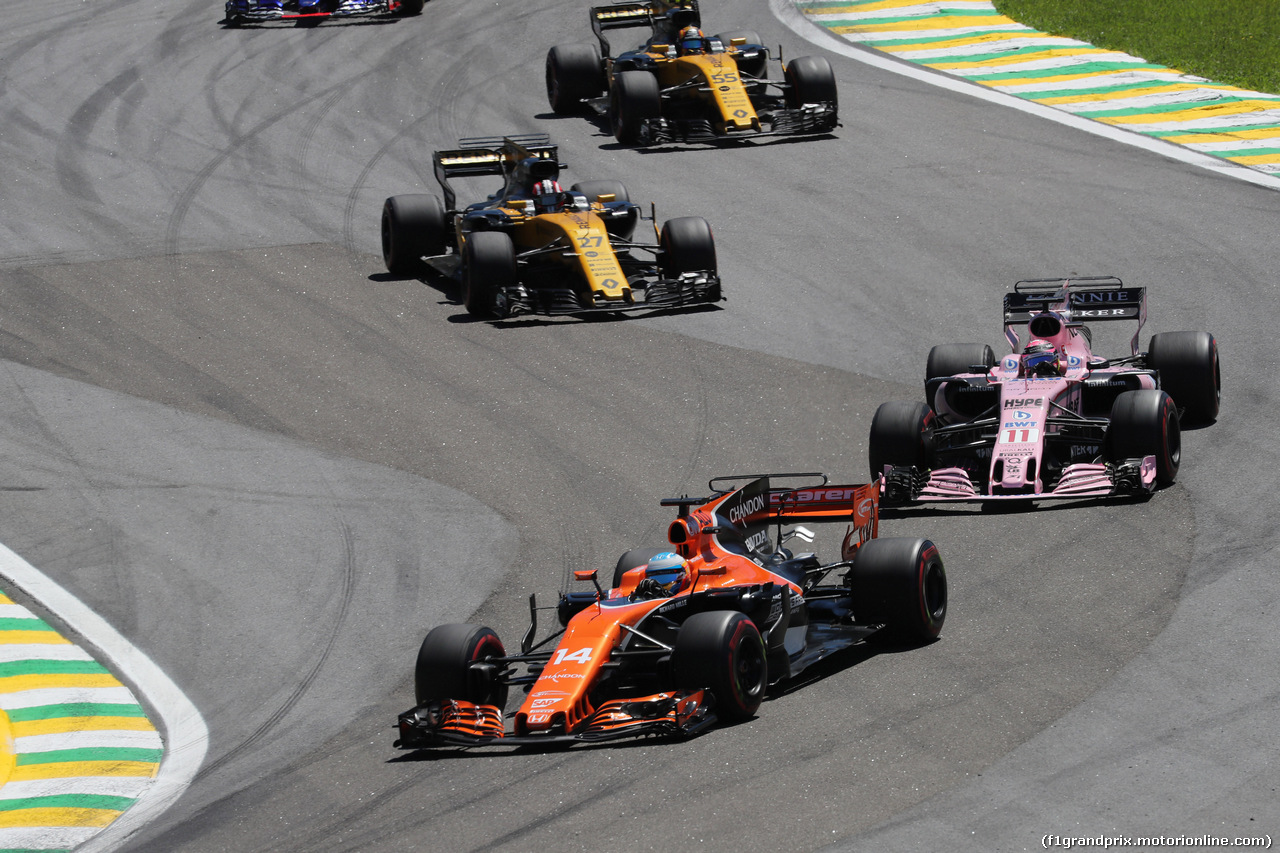 GP BRASILE, 12.11.2017 - Gara, Fernando Alonso (ESP) McLaren MCL32 e Sergio Perez (MEX) Sahara Force India F1 VJM010