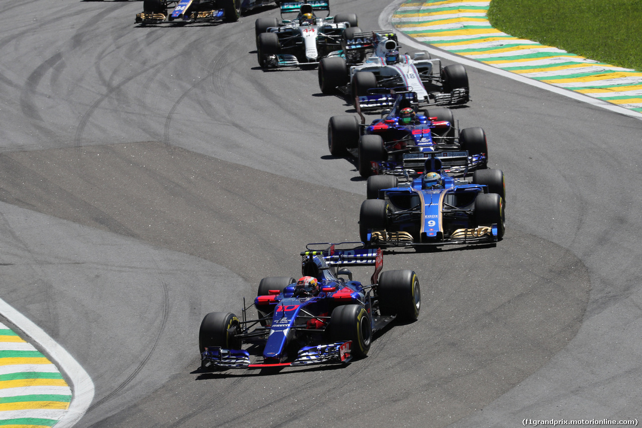 GP BRASILE, 12.11.2017 - Gara, Pierre Gasly (FRA) Scuderia Toro Rosso STR12 e Marcus Ericsson (SUE) Sauber C36