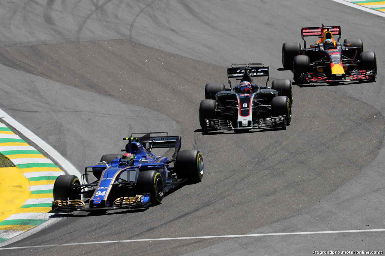 GP BRASILE, 12.11.2017 - Gara, Pascal Wehrlein (GER) Sauber C36 e Romain Grosjean (FRA) Haas F1 Team VF-17