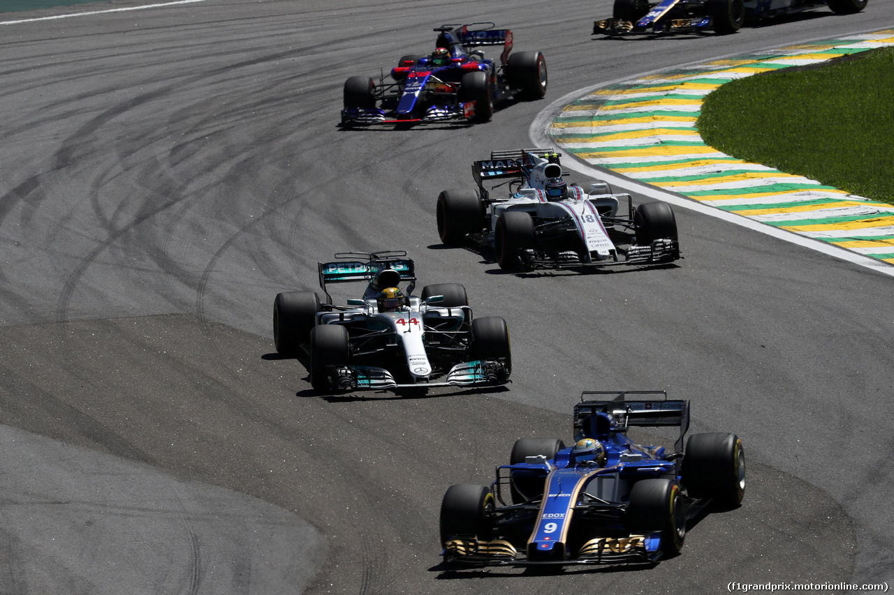 GP BRASILE, 12.11.2017 - Gara, Marcus Ericsson (SUE) Sauber C36 e Lewis Hamilton (GBR) Mercedes AMG F1 W08
