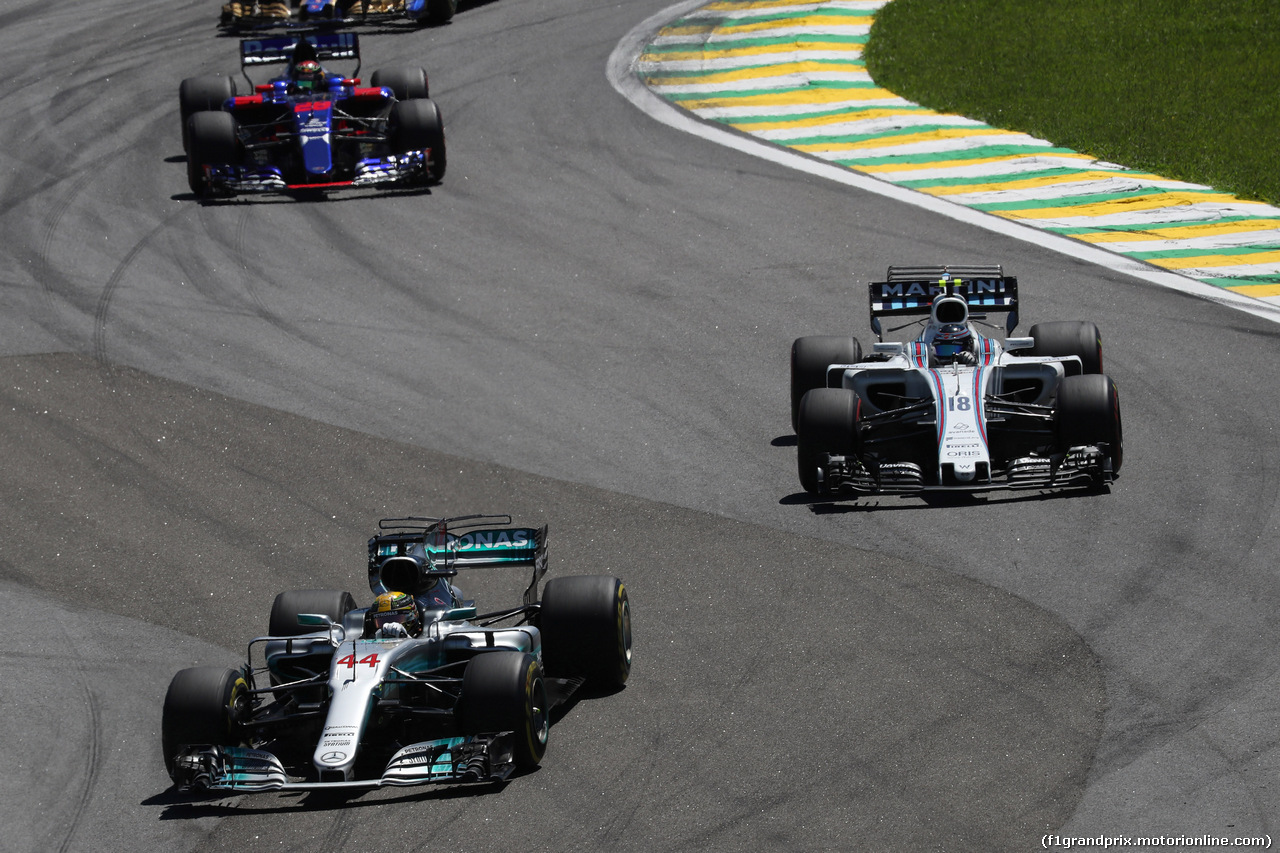 GP BRASILE, 12.11.2017 - Gara, Lewis Hamilton (GBR) Mercedes AMG F1 W08 e Lance Stroll (CDN) Williams FW40