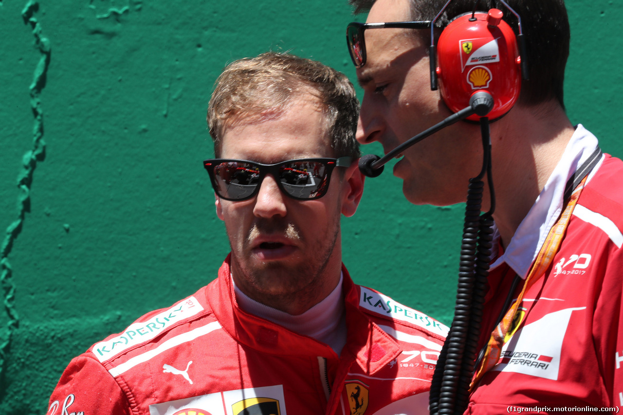 GP BRASILE, 12.11.2017 - Gara, Sebastian Vettel (GER) Ferrari SF70H e Riccardo Adami (ITA) Ferrari Gara Engineer