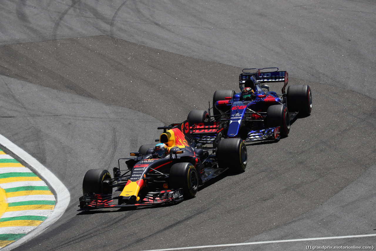 GP BRASILE, 12.11.2017 - Gara, Daniel Ricciardo (AUS) Red Bull Racing RB13 e Brendon Hartley (NZL) Scuderia Toro Rosso STR12