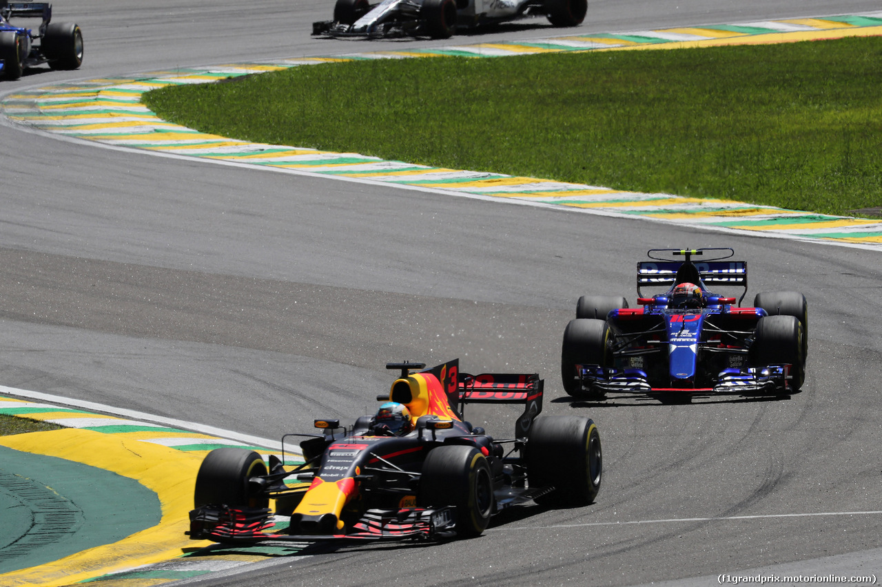GP BRASILE, 12.11.2017 - Gara, Daniel Ricciardo (AUS) Red Bull Racing RB13 e Pierre Gasly (FRA) Scuderia Toro Rosso STR12