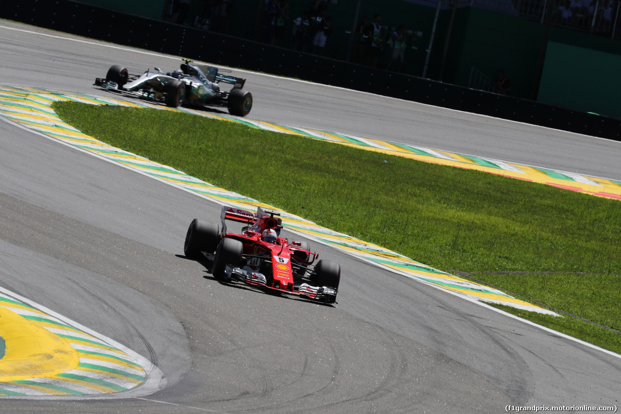 GP BRASILE, 12.11.2017 - Gara, Sebastian Vettel (GER) Ferrari SF70H e Valtteri Bottas (FIN) Mercedes AMG F1 W08