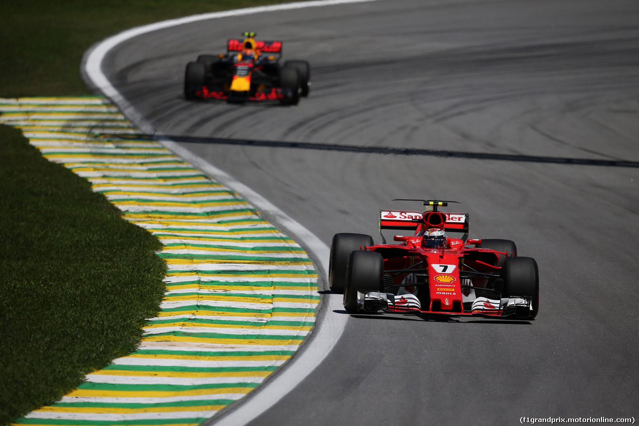 GP BRASILE, 12.11.2017 - Gara, Kimi Raikkonen (FIN) Ferrari SF70H davanti a Max Verstappen (NED) Red Bull Racing RB13