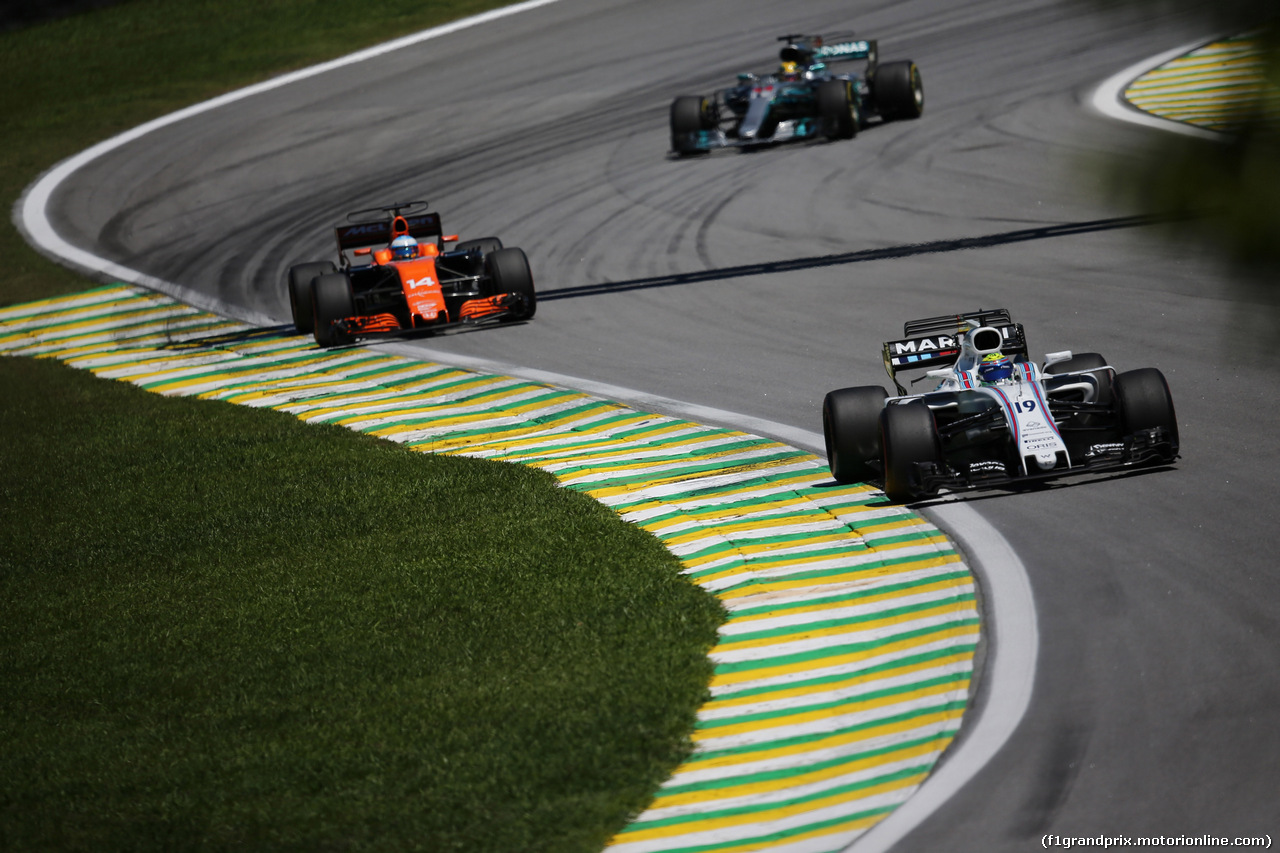 GP BRASILE, 12.11.2017 - Gara, Felipe Massa (BRA) Williams FW40 e Fernando Alonso (ESP) McLaren MCL32