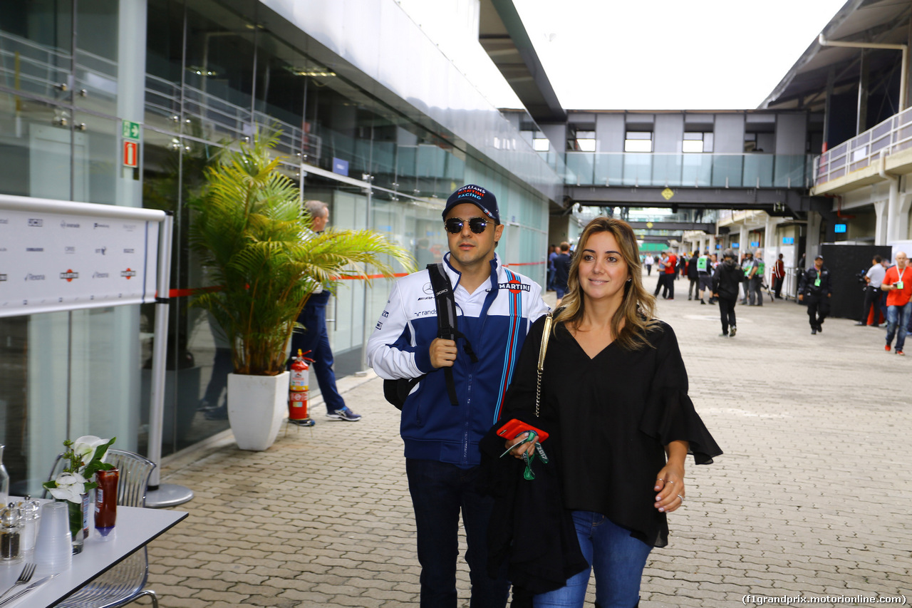 GP BRASILE, 11.11.2017 - Prove Libere 3, Felipe Massa (BRA) Williams FW40 e sua moglie Raffaela Bassi (BRA)