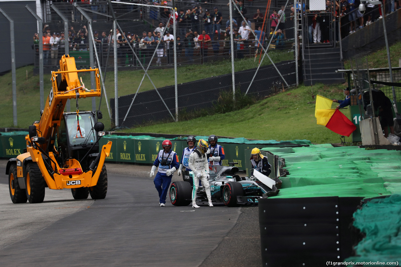 GP BRASILE, 11.11.2017 - Prove Libere 3, Qualifiche, Crash, Lewis Hamilton (GBR) Mercedes AMG F1 W08