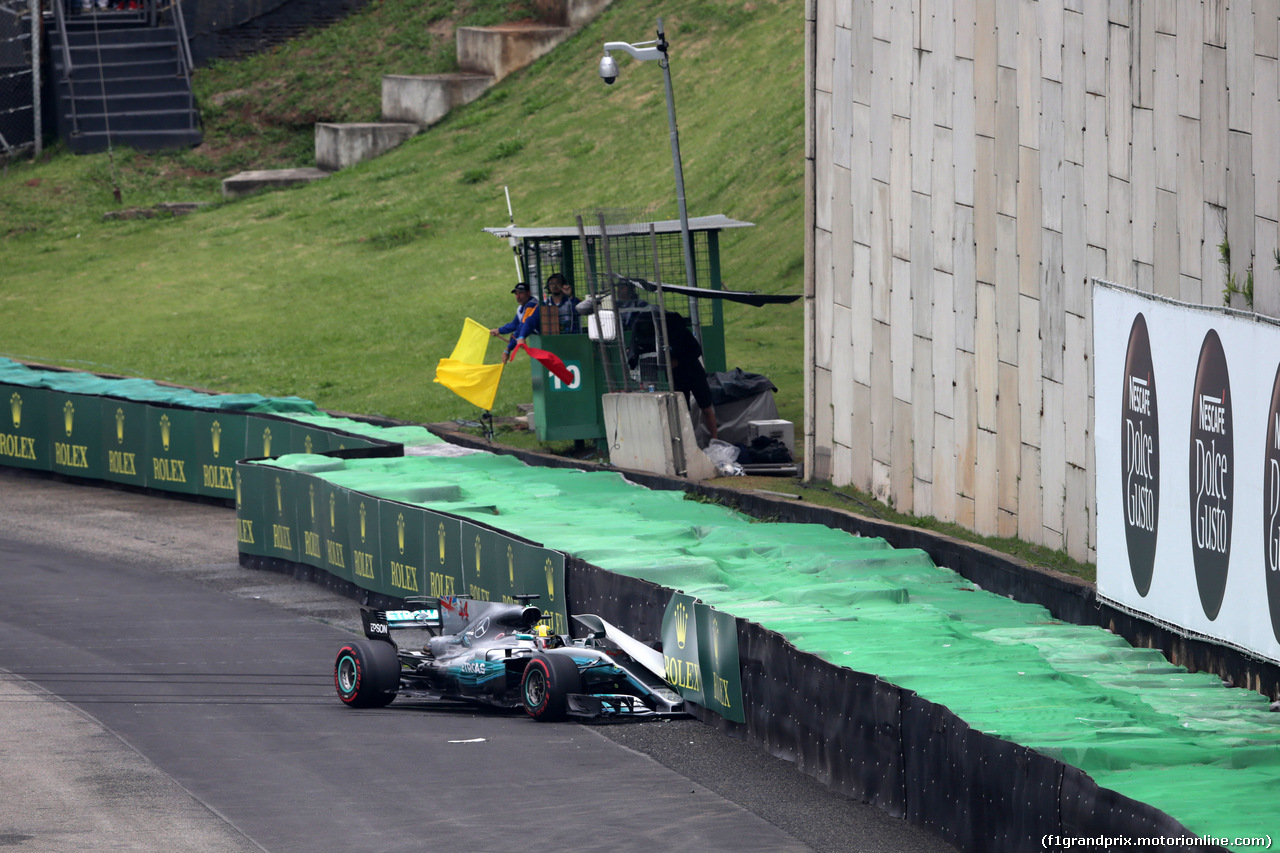 GP BRASILE, 11.11.2017 - Qualifiche, Crash, Lewis Hamilton (GBR) Mercedes AMG F1 W08