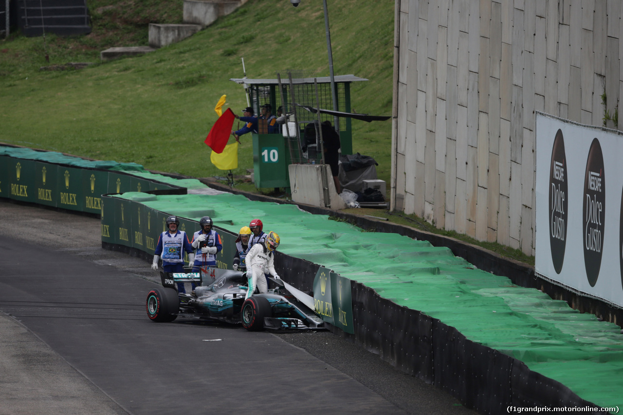 GP BRASILE, 11.11.2017 - Qualifiche, Crash, Lewis Hamilton (GBR) Mercedes AMG F1 W08