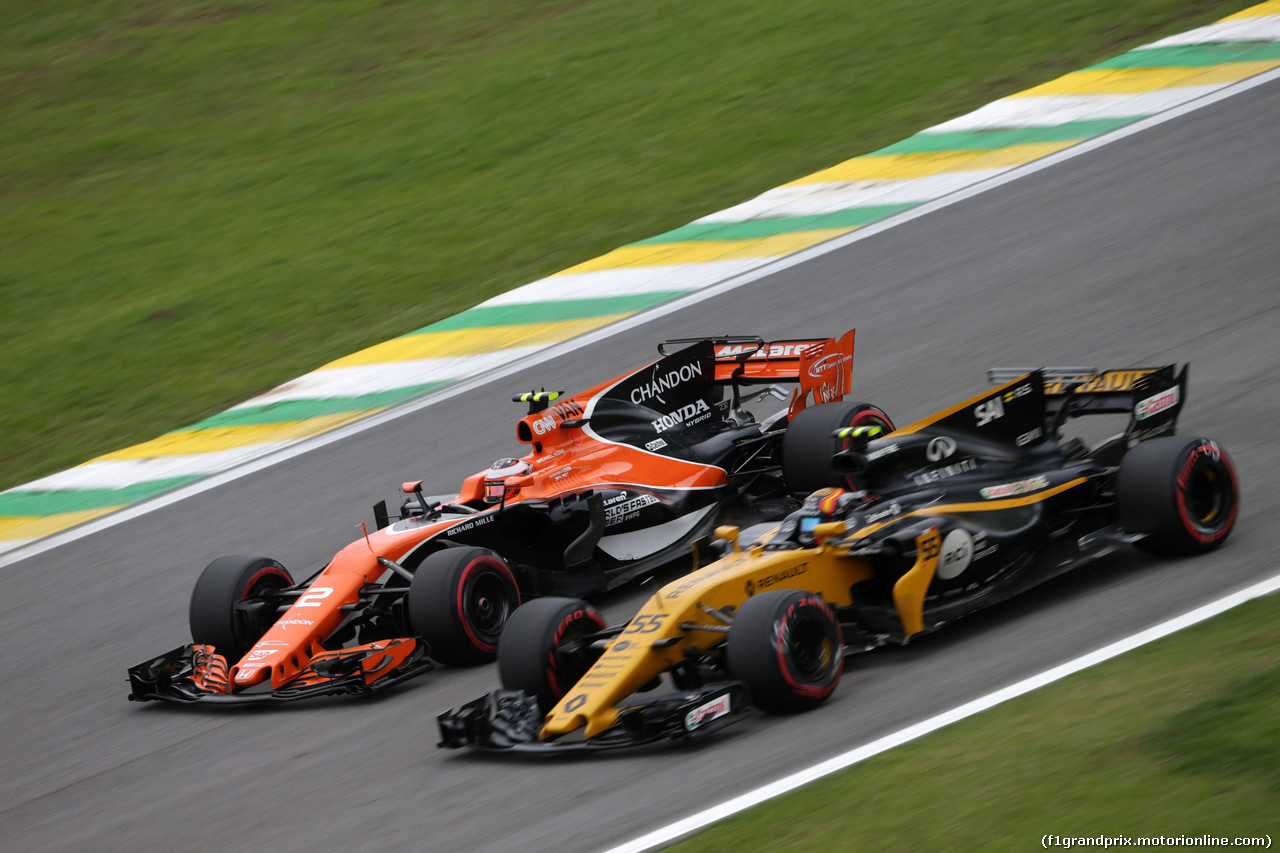 GP BRASILE, 11.11.2017 - Qualifiche, Stoffel Vandoorne (BEL) McLaren MCL32 e Carlos Sainz Jr (ESP) Renault Sport F1 Team RS17