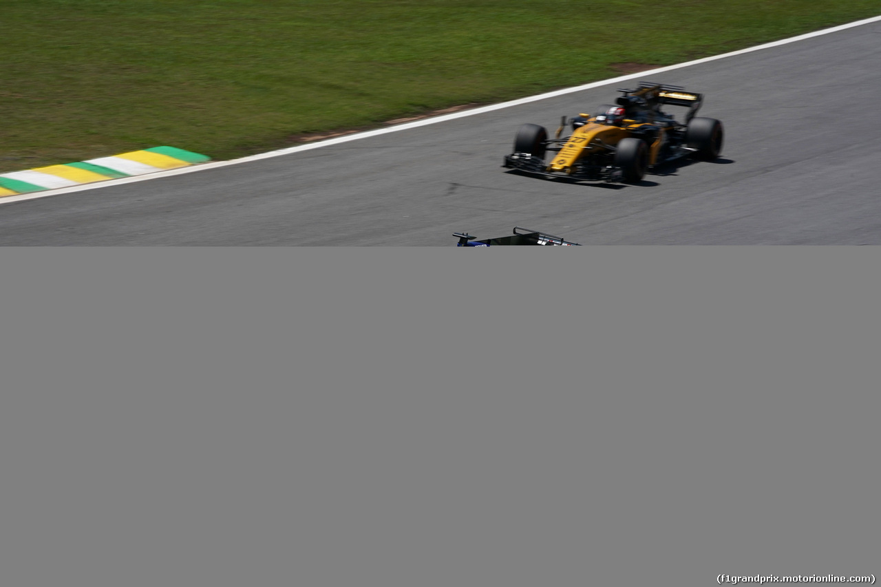 GP BRASILE, 10.11.2017 - Prove Libere 1, Marcus Ericsson (SUE) Sauber C36 e Nico Hulkenberg (GER) Renault Sport F1 Team RS17 
