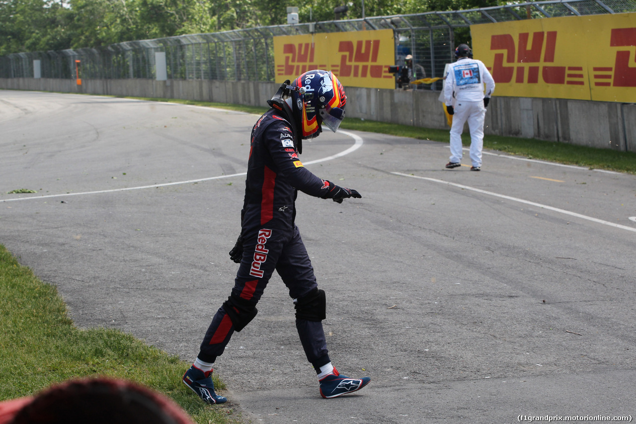 GP CANADA, 11.06.2017- Gara, Carlos Sainz Jr (ESP) Scuderia Toro Rosso STR12  after the crash