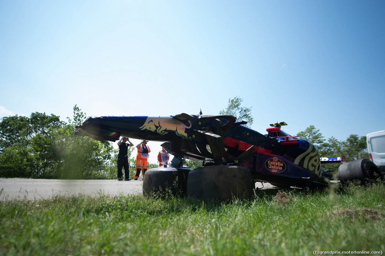 GP CANADA, 11.06.2017- Gara, Carlos Sainz Jr (ESP) Scuderia Toro Rosso STR12 car after the crash