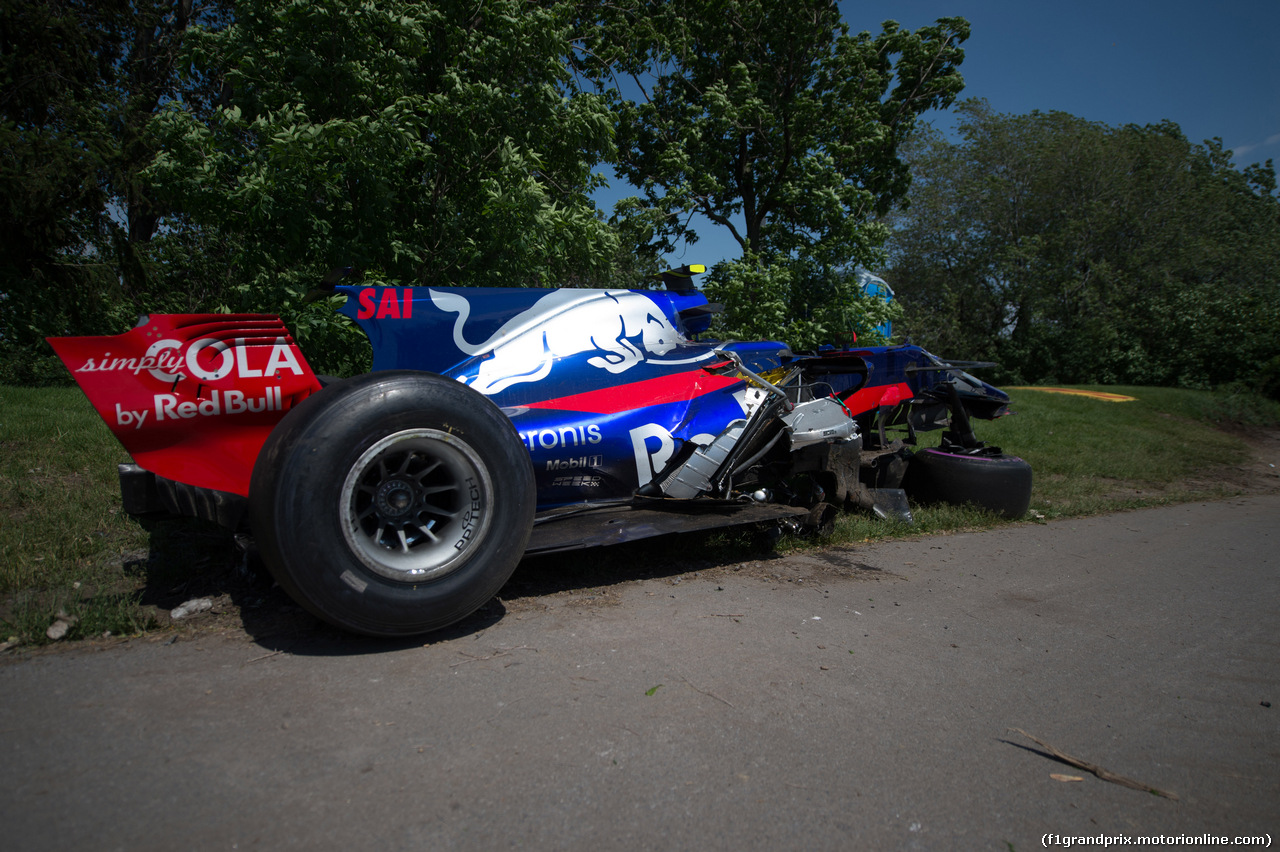 GP CANADA, 11.06.2017- Gara, Carlos Sainz Jr (ESP) Scuderia Toro Rosso STR12 car after the crash