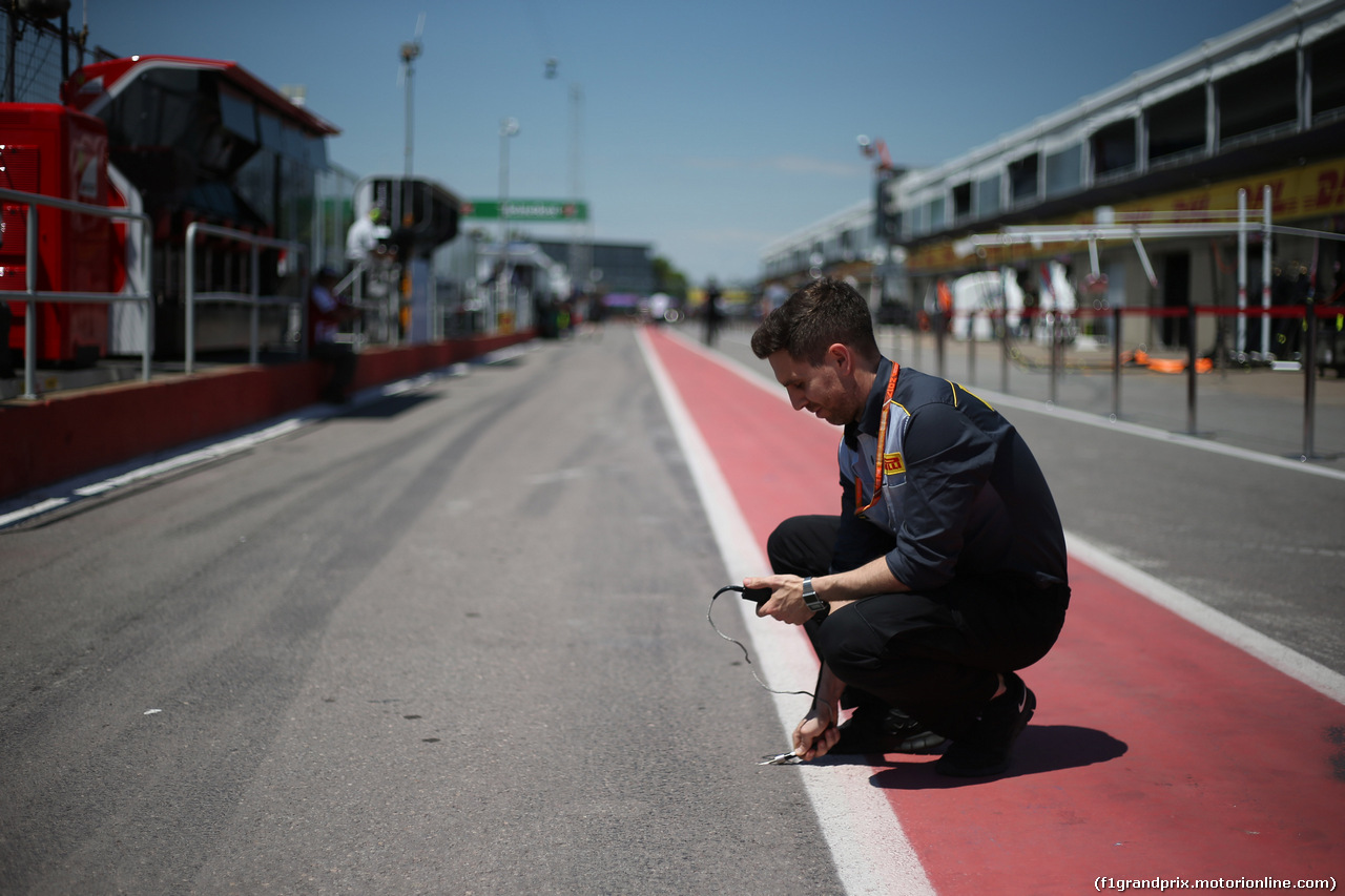 GP CANADA, 08.06.2017- Pirelli technician is taking asphalt's temperature