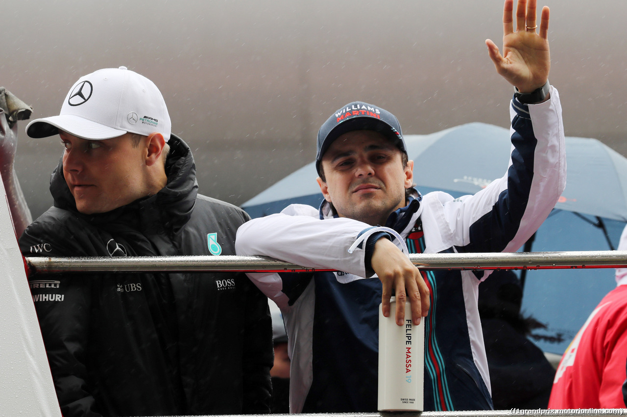 GP CINA, 09.04.2017 - Valtteri Bottas (FIN) Mercedes AMG F1 W08 e Felipe Massa (BRA) Williams FW40