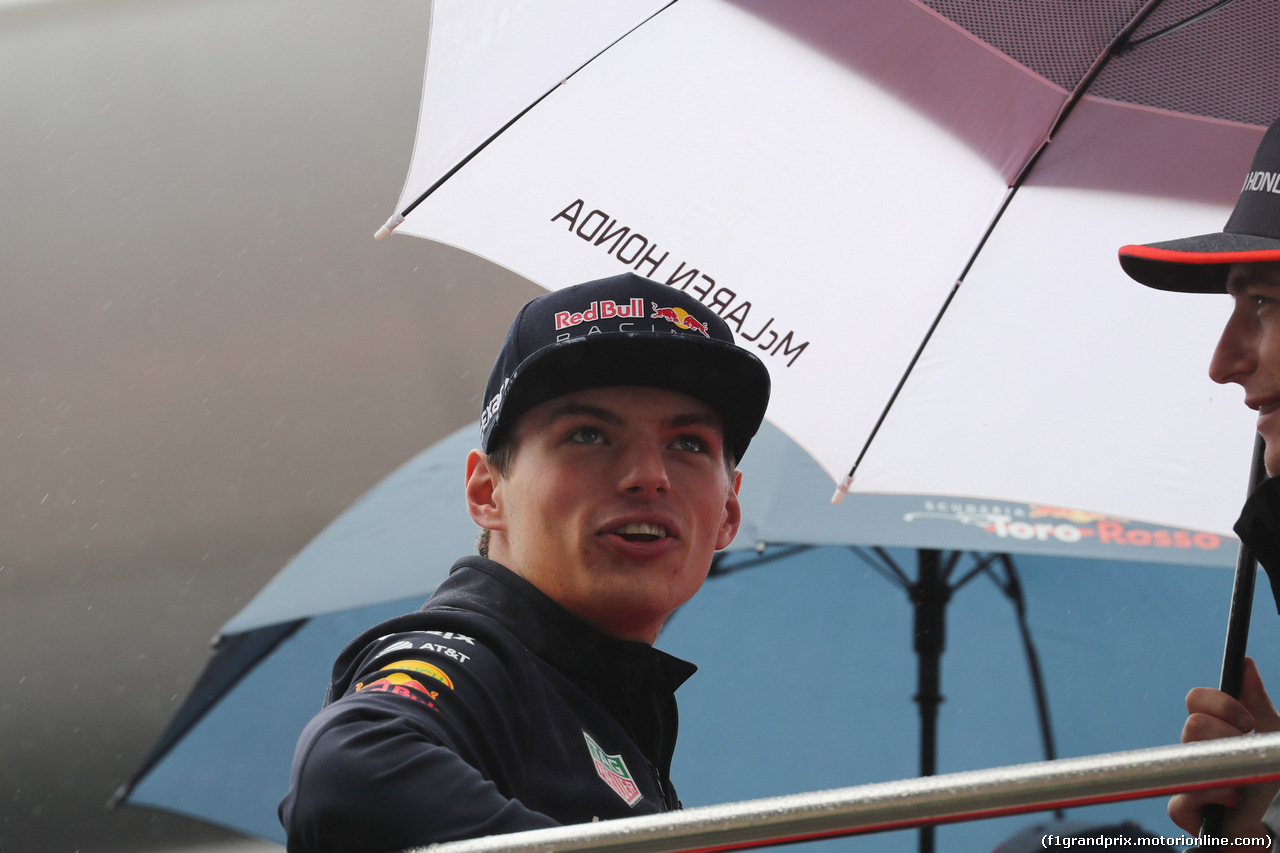 GP CINA, 09.04.2017 - Max Verstappen (NED) Red Bull Racing RB13 e Stoffel Vandoorne (BEL) McLaren MCL32