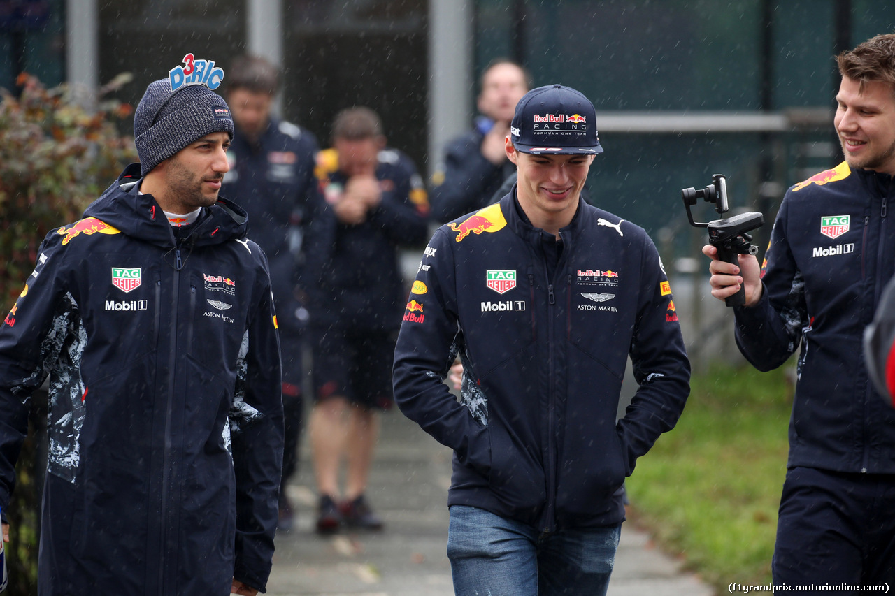 GP CINA, 09.04.2017 - Daniel Ricciardo (AUS) Red Bull Racing RB13 e Max Verstappen (NED) Red Bull Racing RB13