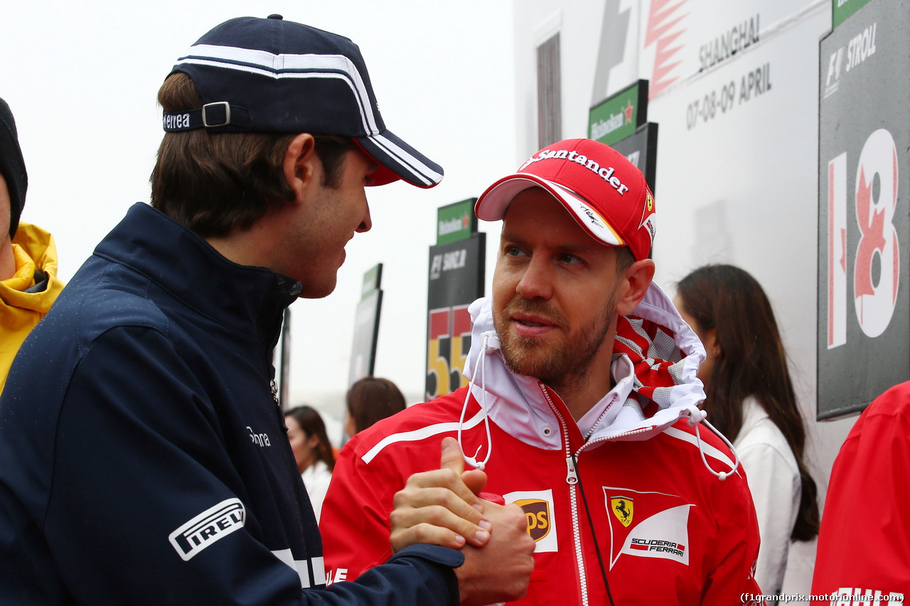 GP CINA, 09.04.2017 - Antonio Giovinazzi (ITA) Sauber C36 e Sebastian Vettel (GER) Ferrari SF70H