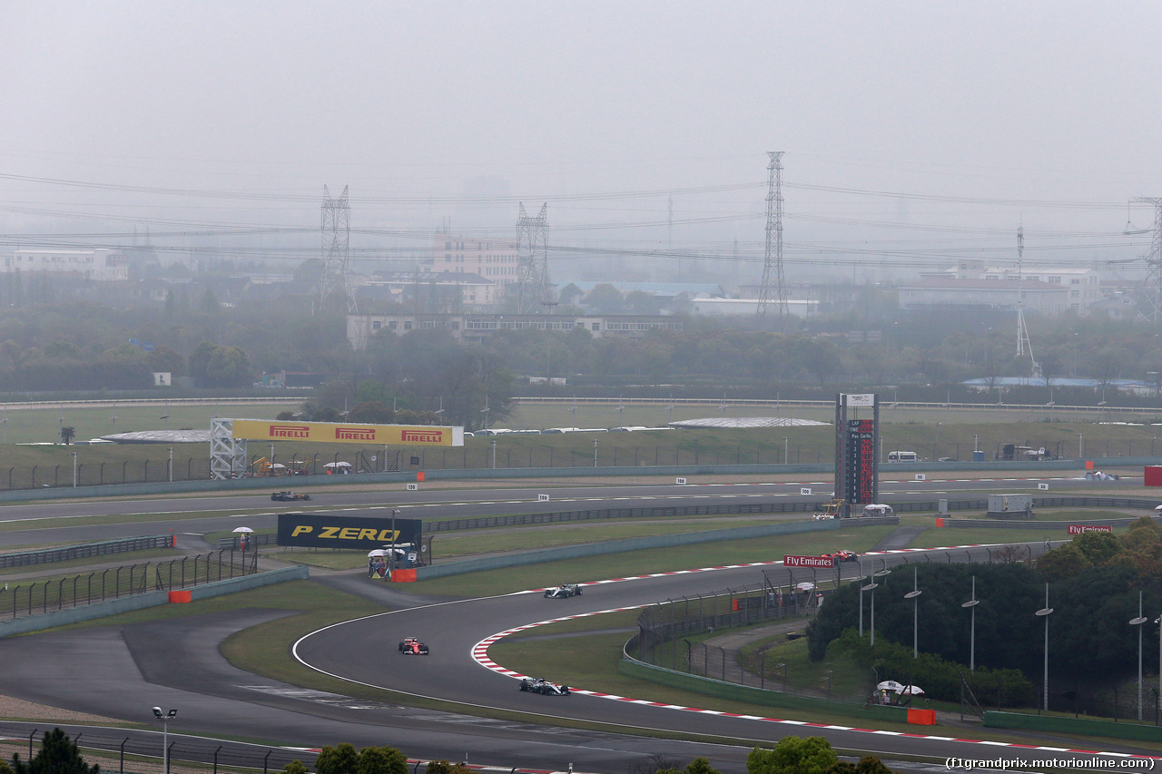GP CINA, 09.04.2017 - Gara, Lewis Hamilton (GBR) Mercedes AMG F1 W08 davanti a Sebastian Vettel (GER) Ferrari SF70H