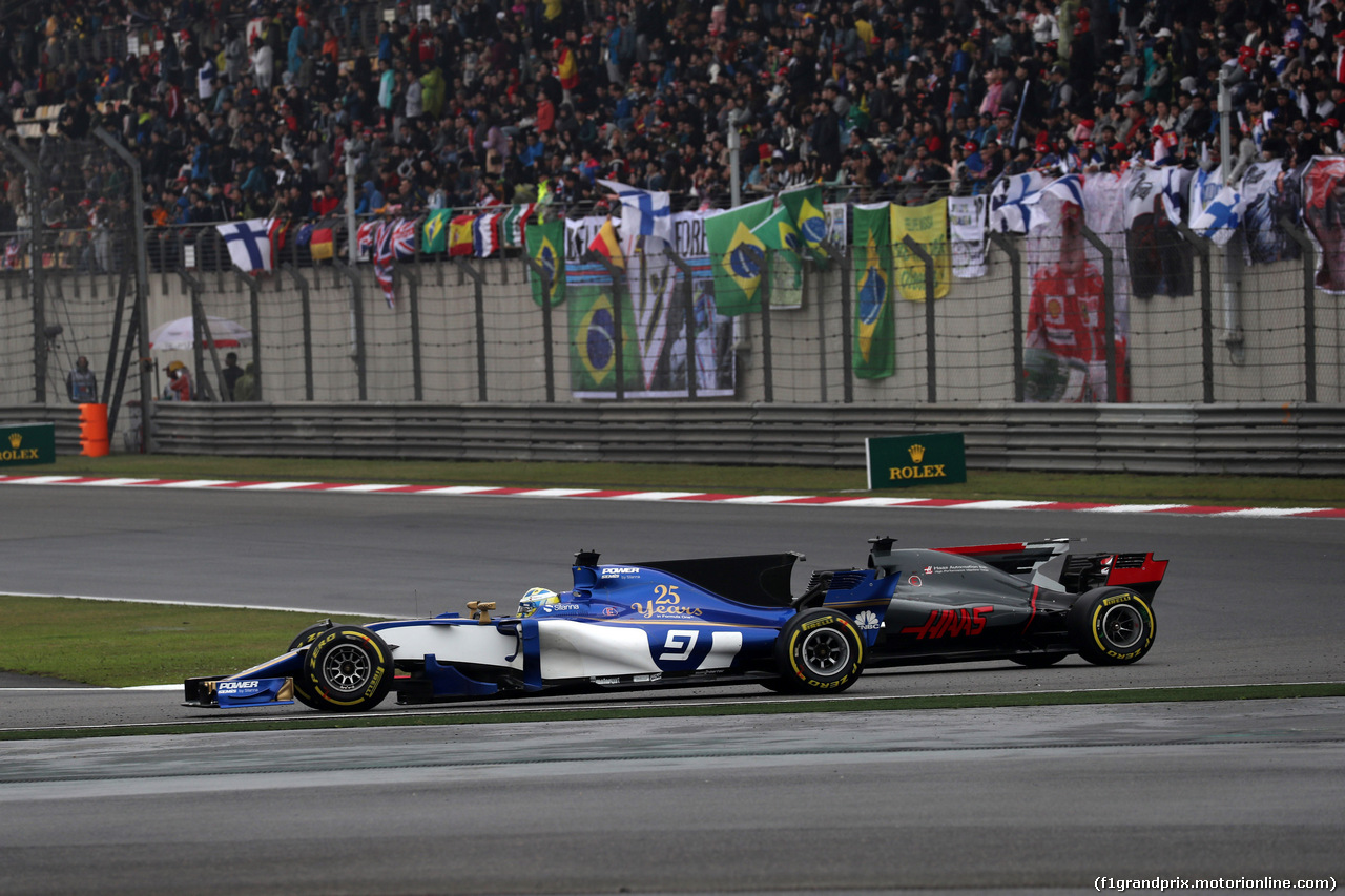 GP CINA, 09.04.2017 - Gara, Marcus Ericsson (SUE) Sauber C36 e Romain Grosjean (FRA) Haas F1 Team VF-17