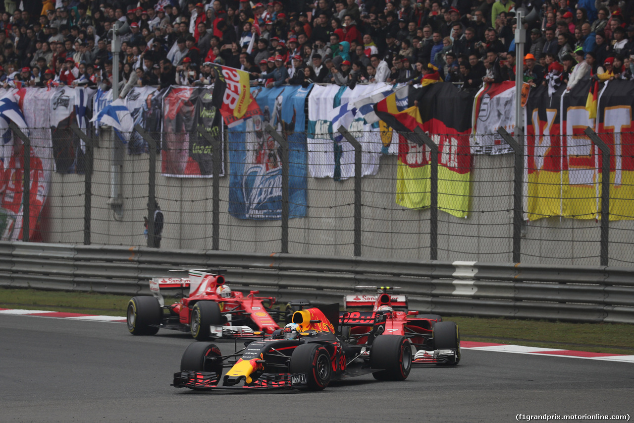 GP CINA, 09.04.2017 - Gara, Daniel Ricciardo (AUS) Red Bull Racing RB13 davanti a Kimi Raikkonen (FIN) Ferrari SF70H e Sebastian Vettel (GER) Ferrari SF70H