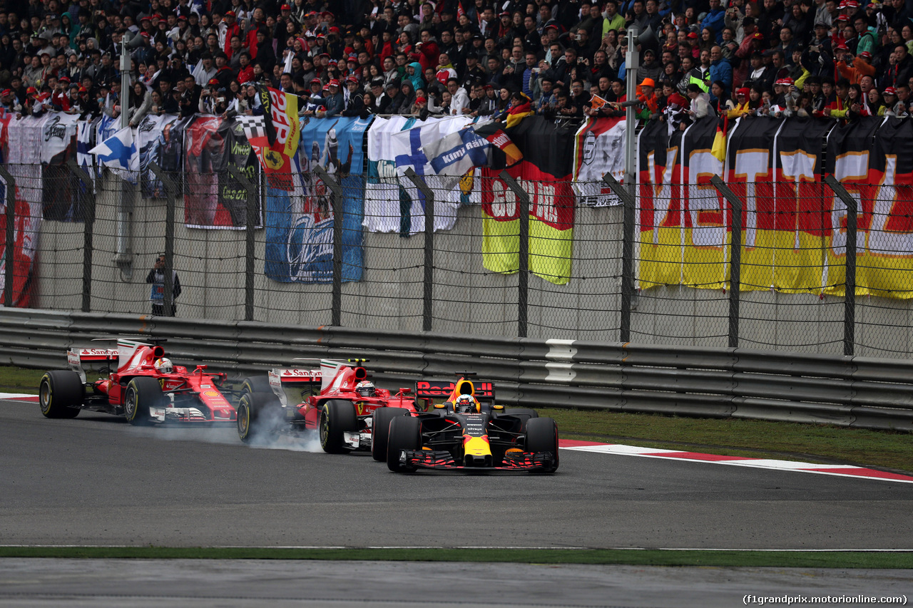 GP CINA, 09.04.2017 - Gara, Daniel Ricciardo (AUS) Red Bull Racing RB13 davanti a Kimi Raikkonen (FIN) Ferrari SF70H e Sebastian Vettel (GER) Ferrari SF70H