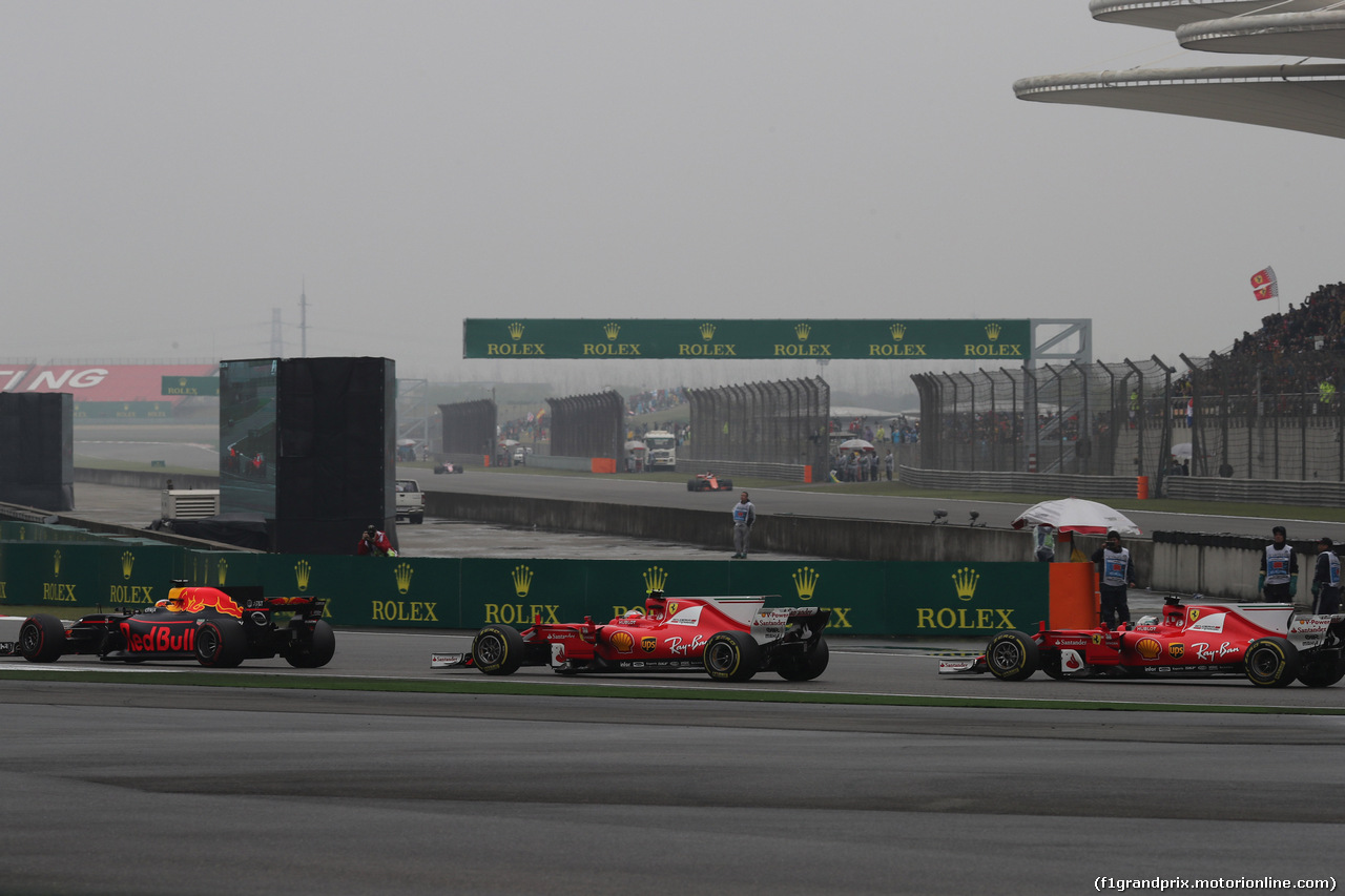 GP CINA, 09.04.2017 - Gara, Max Verstappen (NED) Red Bull Racing RB13 davanti a Kimi Raikkonen (FIN) Ferrari SF70H e Sebastian Vettel (GER) Ferrari SF70H