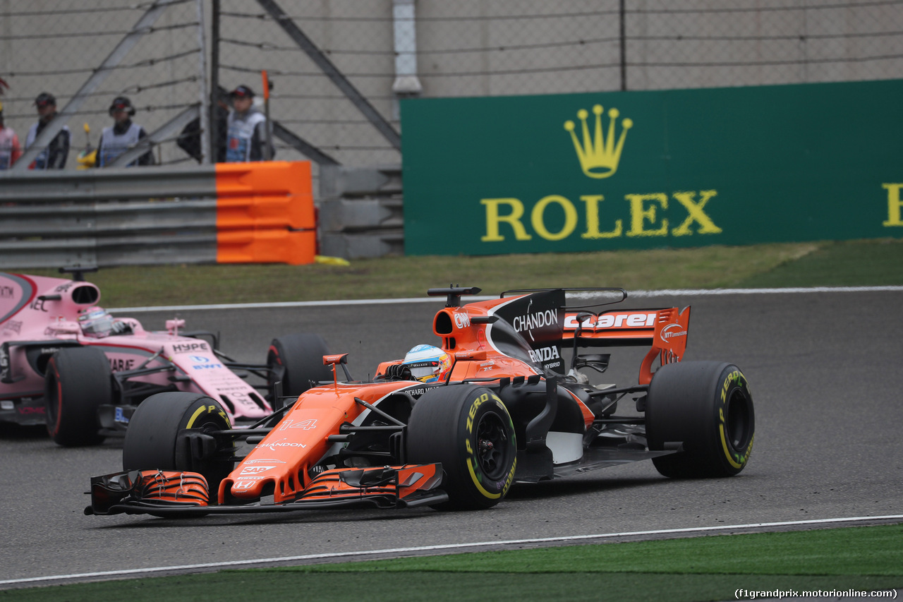 GP CINA, 09.04.2017 - Gara, Fernando Alonso (ESP) McLaren MCL32 e Sergio Perez (MEX) Sahara Force India F1 VJM010