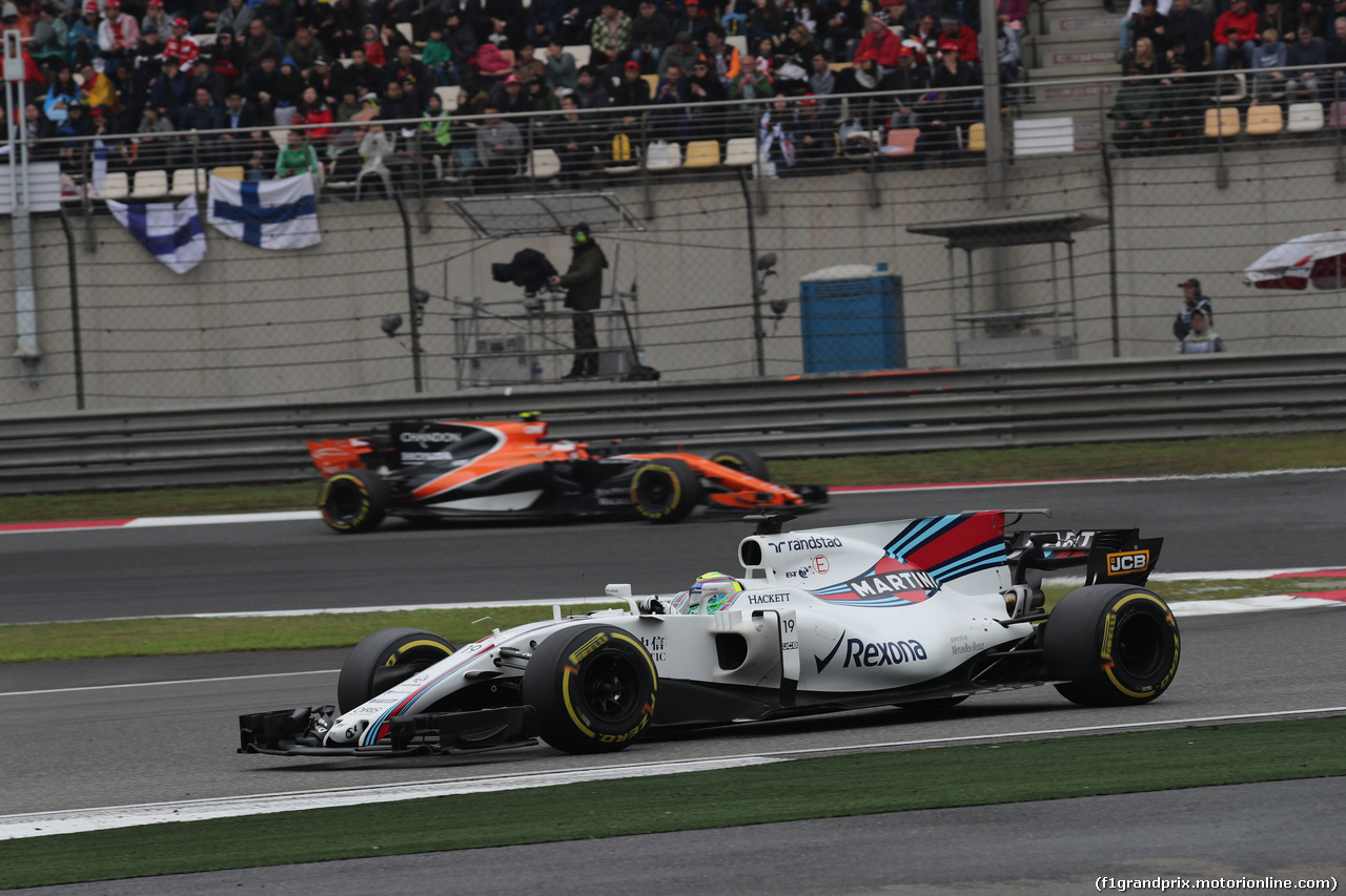 GP CINA, 09.04.2017 - Gara, Felipe Massa (BRA) Williams FW40 e Stoffel Vandoorne (BEL) McLaren MCL32