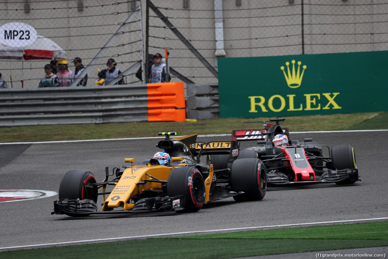 GP CINA, 09.04.2017 - Gara, Jolyon Palmer (GBR) Renault Sport F1 Team RS17 e Romain Grosjean (FRA) Haas F1 Team VF-17