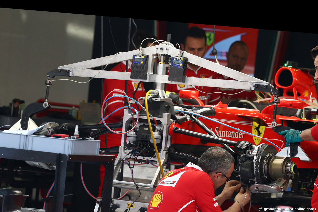 GP CINA, 06.04.2017 - Mechanics Ferrari work on the car