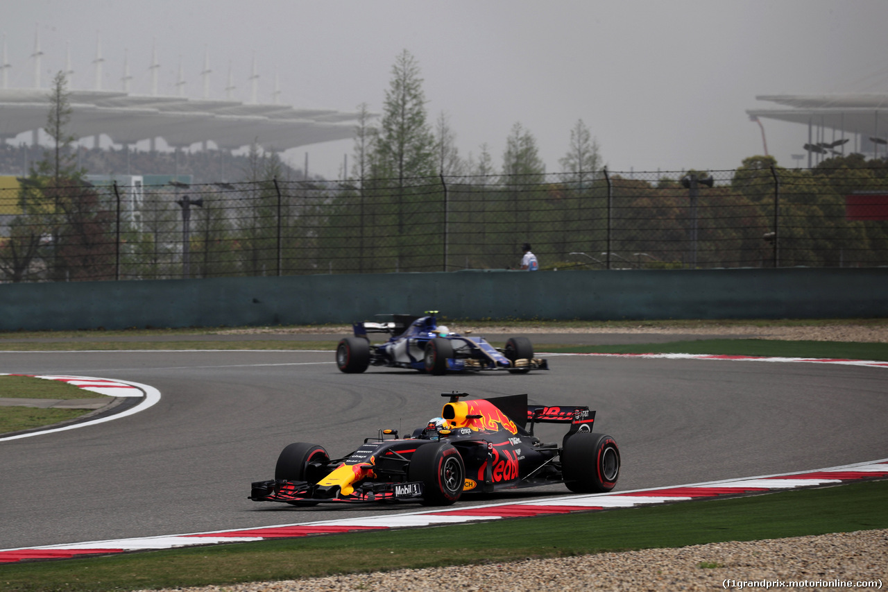 GP CINA, 08.04.2017 - Prove Libere 3, Daniel Ricciardo (AUS) Red Bull Racing RB13 e Antonio Giovinazzi (ITA) Sauber C36
