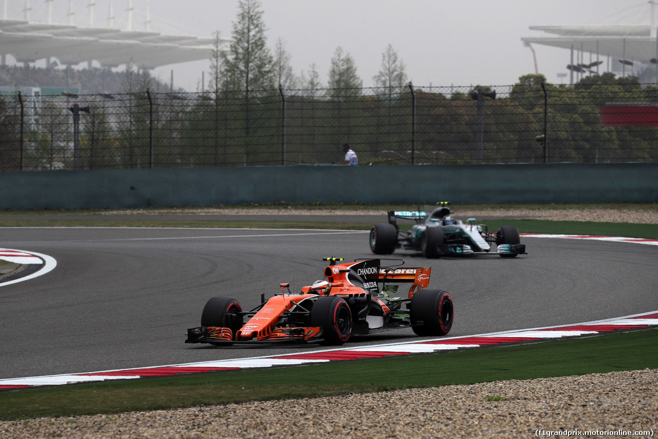 GP CINA, 08.04.2017 - Prove Libere 3, Stoffel Vandoorne (BEL) McLaren MCL32 e Valtteri Bottas (FIN) Mercedes AMG F1 W08