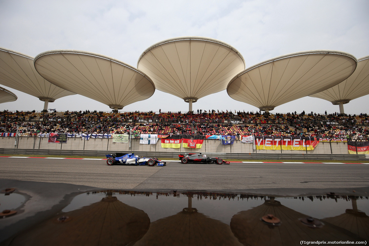 GP CINA, 08.04.2017 - Prove Libere 3, Antonio Giovinazzi (ITA) Sauber C36 e Romain Grosjean (FRA) Haas F1 Team VF-17